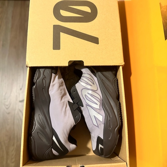 Yeezy boost 700 - Picture 10 of 12